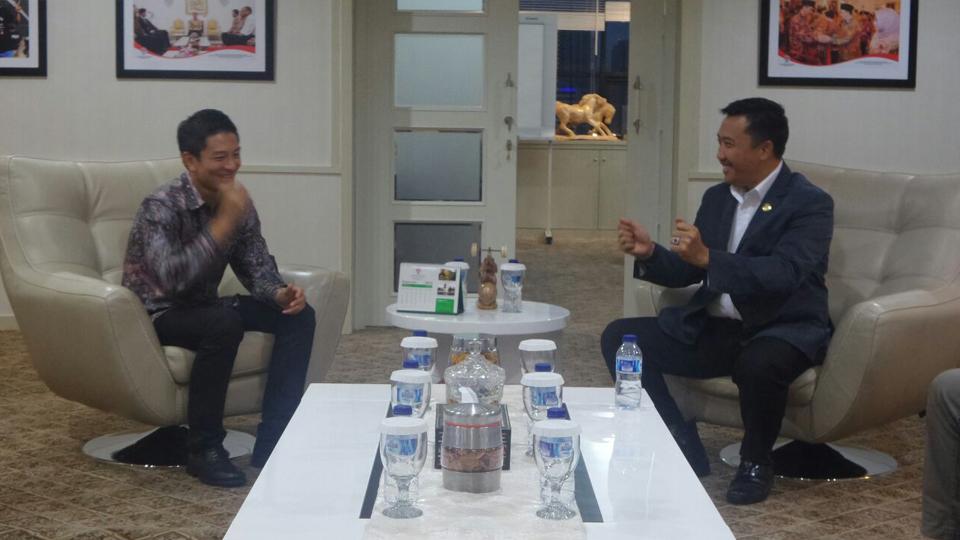 Rio%20Haryanto%20%28kiri%29%20saat%20bertemu%20Menpora%20Imam%20Nahrawi%20%28kanan%29